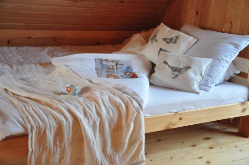 OlchowiecにあるDomki nad Solinąのベッド(白いシーツ、枕付)