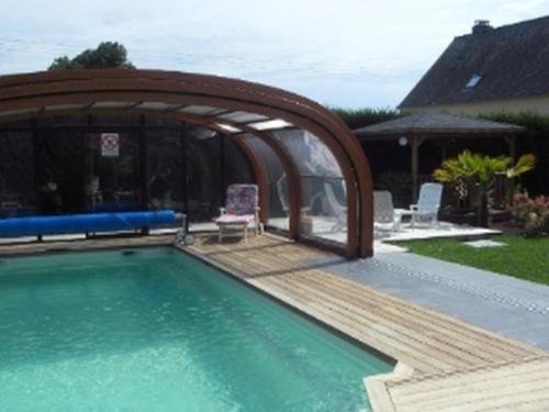 une piscine avec une terrasse en bois et un kiosque dans l'établissement Chambre D'Hotes Miraflores, à Malestroit