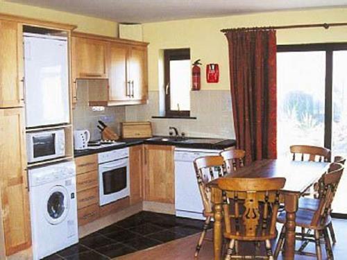 
A kitchen or kitchenette at Kinsale Coastal Cottages
