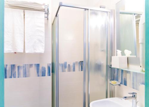 y baño con ducha y lavamanos. en Hotel Montecristo, en Marina di Campo