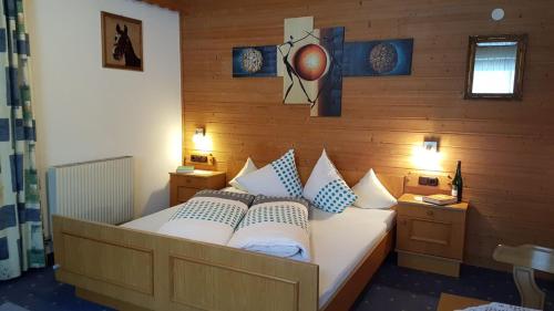1 dormitorio con 1 cama con almohadas azules y blancas en Apart Garni Vesul, en Kappl