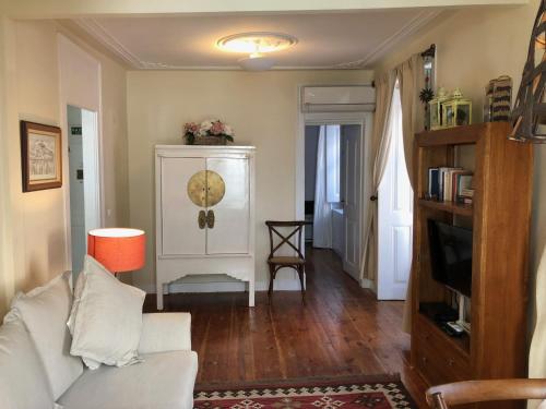 אזור ישיבה ב-Remodeled Historic Apartment in Bairro Alto