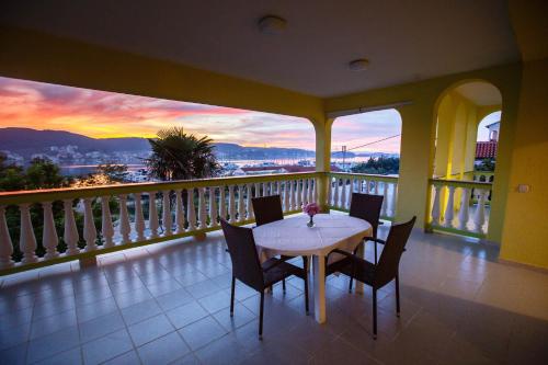a table and chairs on a balcony with a view at Apartments Slavko in Supetarska Draga