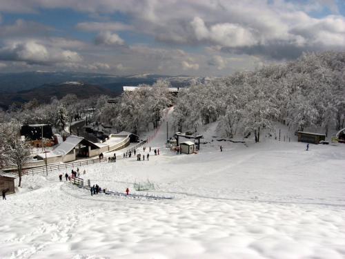 a group of people on a ski slope in the snow at La Finestra Sui Cento Portali in Pignola