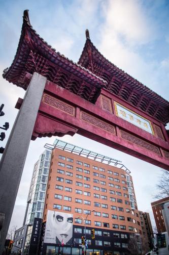 a large structure in front of a tall building at Hotel Zero 1 Montreal in Montréal