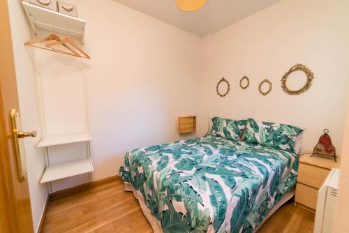 マドリードにあるApartamento Divina Malasañaのベッドルーム1室(ベッド1台、緑の掛け布団付)