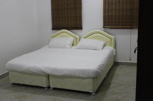 En eller flere senge i et værelse på Beyout Guest Houses