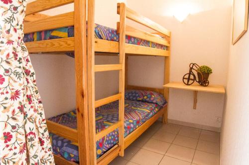 プッチェルダーにあるEl refugio de Caldegasの二段ベッド2組付きの二段ベッド付きの部屋