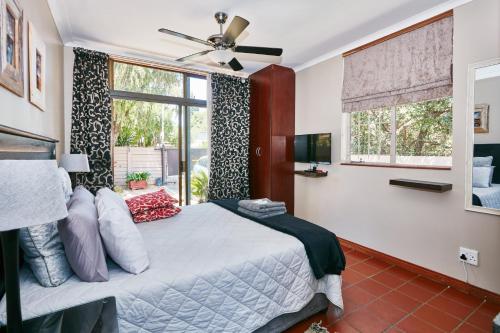 1 dormitorio con cama y ventana en 1202 on Cowgill en Pretoria