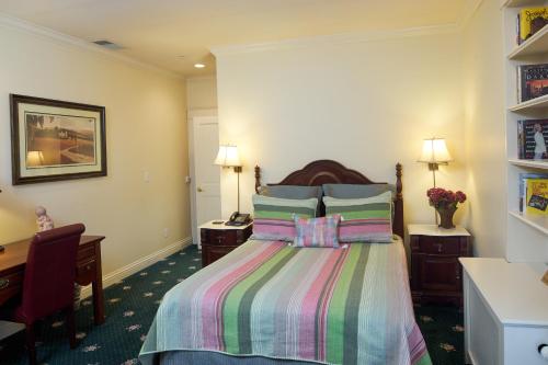 a hotel room with a bed and a desk at Hotel Mac in Richmond