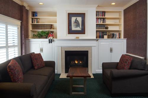 a living room with two couches and a fireplace at Hotel Mac in Richmond