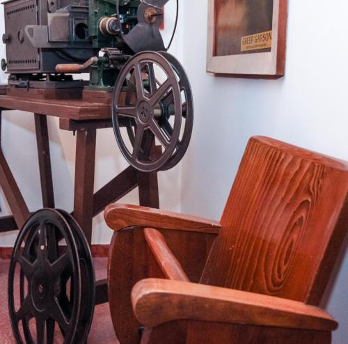 a wooden chair next to a table with a machine at Ciack si...dorme! in Taranto