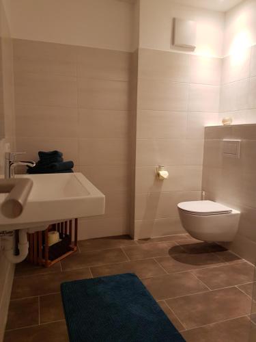 y baño con lavabo blanco y aseo. en Ferienwohnung Jolina, en Lustenau