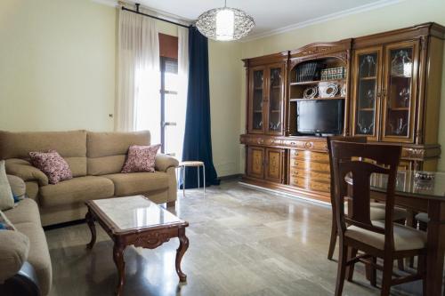 un soggiorno con divano e tavolo di Casa Ruano a Cordoba