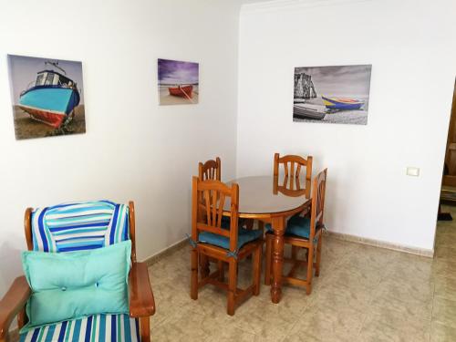 グラン・タラハルにあるApartamento Playa Gran Tarajalのダイニングルーム(テーブル、椅子付)