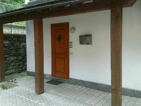 カンポドルチーノにあるCaldo Relaxの建物側の木製ドア