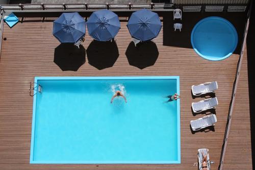 Uma vista da piscina em Castelmar Hotel ou nos arredores