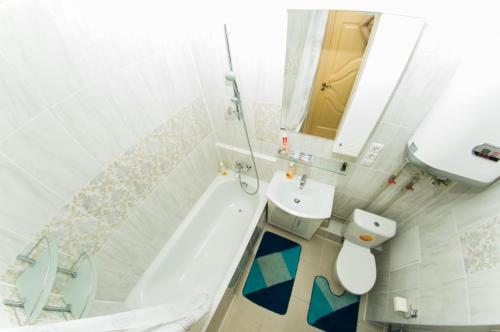 ヴォロネジにあるATLANT Apartments 57のバスルーム(洗面台、トイレ、バスタブ付)