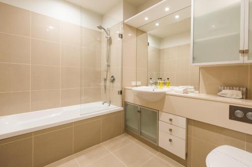 Ett badrum på Picton Waterfront Apartments