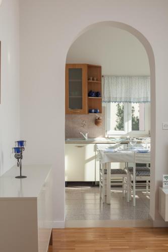 an open kitchen and dining room with a table at Apartmani Pašalić in Tučepi
