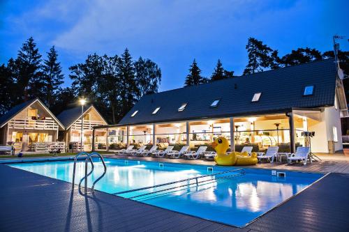 Holiday Park & Resort Pobierowo - całodniowe animacje i podgrzewany basen w cenie