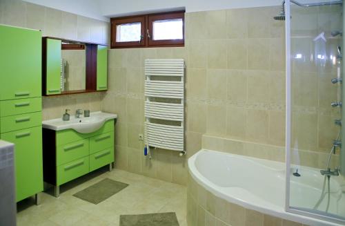 A bathroom at Woodland Villa