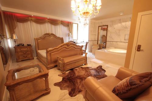Khu vực ghế ngồi tại Miami Motel ( ADULT ONLY )