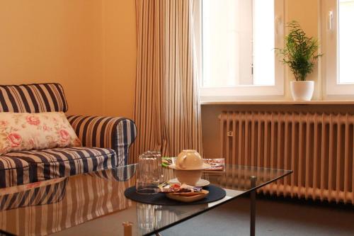 a living room with a couch and a glass table at Gemütlich und Zentral in Boppard in Boppard