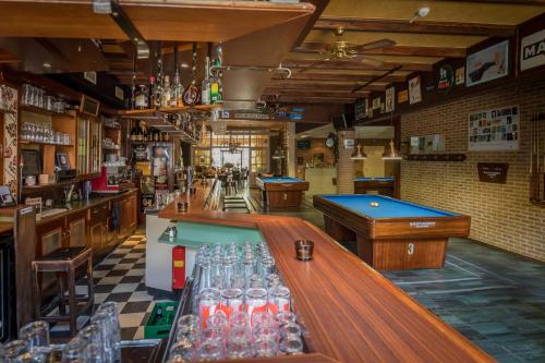 Salone o bar di Hotel-Restaurant van der Weijde