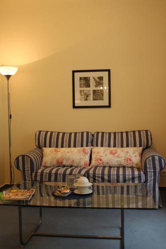a living room with a couch and a coffee table at Gemütlich und Zentral in Boppard in Boppard