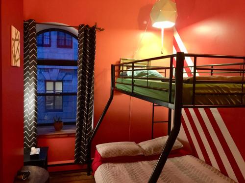a room with a bunk bed and a window at Auberge Alternative in Montréal