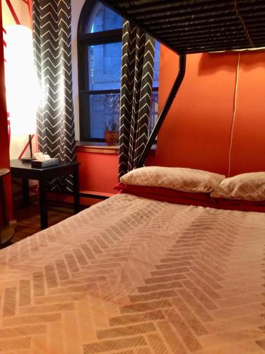 a bedroom with a bed and a window at Auberge Alternative in Montréal