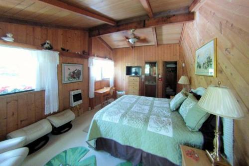 ein Schlafzimmer mit einem großen Bett in einem Zimmer in der Unterkunft Country Goose in Volcano