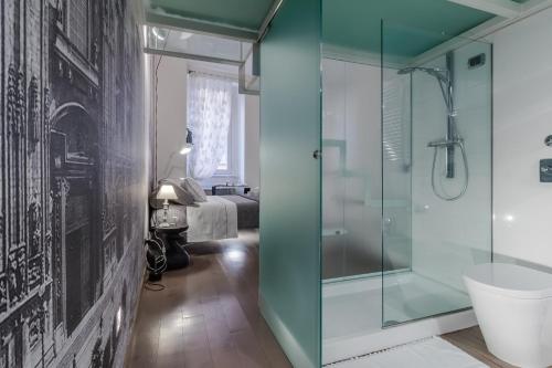 ミラノにあるスイート ブレラ マドンニーナのバスルーム(シャワー、ガラス張りのシャワーブース付)
