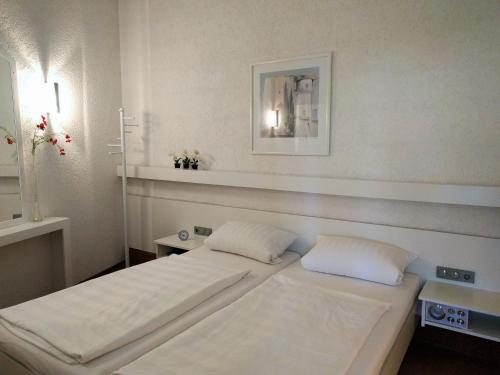 - une chambre avec 2 lits et une photo sur le mur dans l'établissement Appartementhaus Himmelreich, à Lam