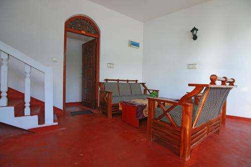 a room with a bed and a wooden door at Haus am Meer "Wilde Ananas" in Koggala
