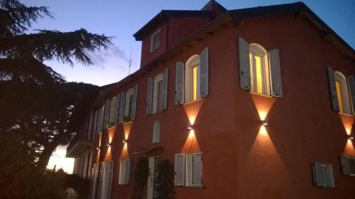 un bâtiment avec des lumières sur son côté dans l'établissement Villa Mont des Oliviers CITRA-8055LT-1805 e 1807, à Sanremo