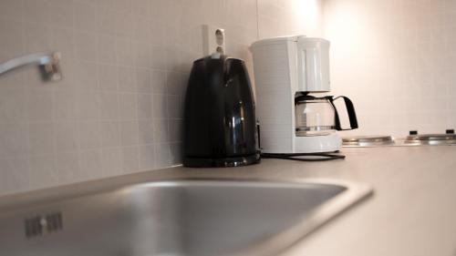 a coffeemaker and a coffee maker on a counter at Oppdal Gjestetun Hotell in Oppdal