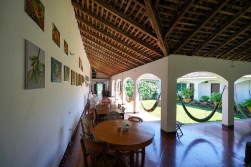 - une salle à manger avec une table et des chaises en bois dans l'établissement El Arca de Noe, à Granada