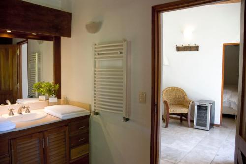 a bathroom with a sink and a mirror at Casa de Coria in Chacras de Coria