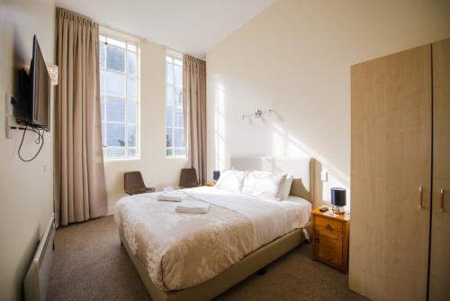 Llit o llits en una habitació de Grand Central Serviced Apartments