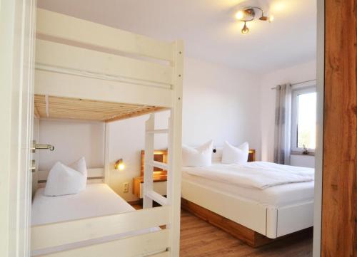 - une chambre avec 2 lits superposés et une fenêtre dans l'établissement Ferienhaus Zirchow 3, à Zirchow