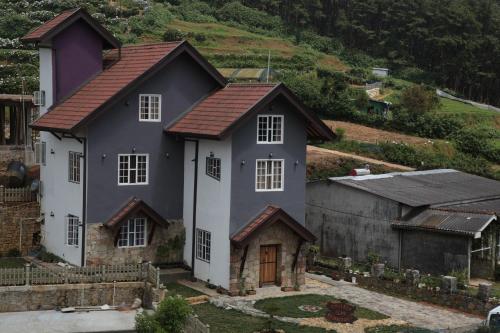 a house with a purple roof at Cottage San Francesco in Nuwara Eliya