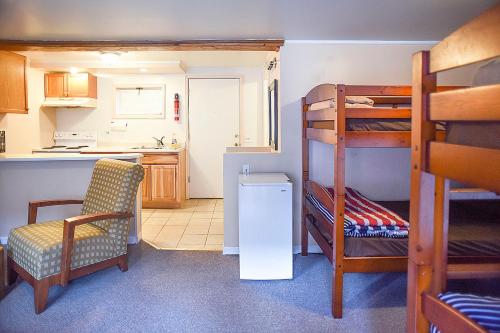 Poschodová posteľ alebo postele v izbe v ubytovaní H&H Motor Lodge