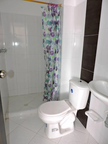 a bathroom with a toilet and a sink and a shower at Apartamento Santamore II in San Gil