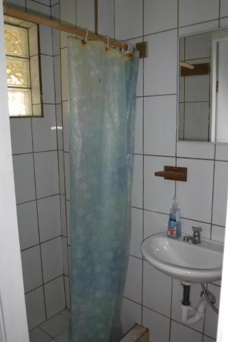 Un baño de Roatan Backpackers' Hostel