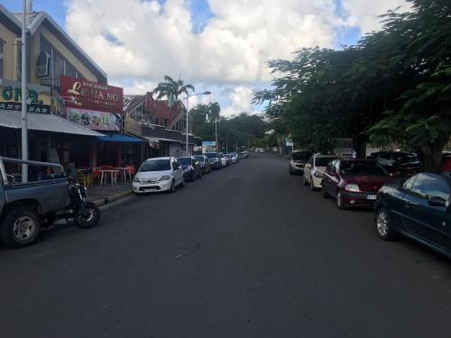 a street with cars parked on the side of the road at EBT House, appartement, jacuzzi vue mer, 10 min aéroport et port in Baimbridge