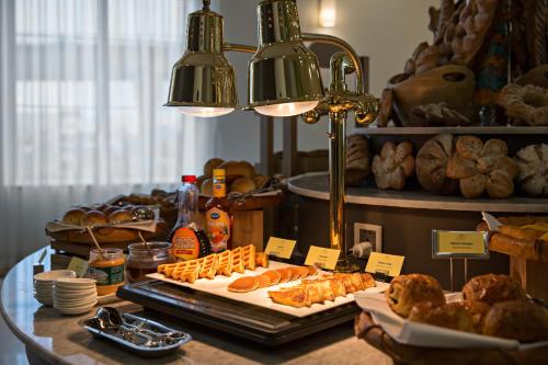una panadería con pan y bollería en una mesa en Wyndham Danang Golden Bay - Free Shuttle Bus to Beach, en Da Nang