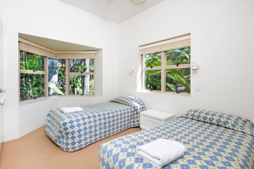 twee bedden in een kamer met twee ramen bij Alderly Apartment 6, Little Cove in Noosa Heads