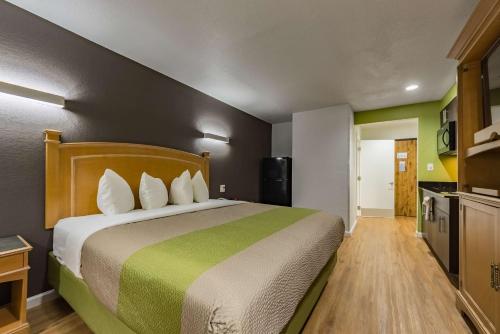 Una cama o camas en una habitación de Studio 6-Plano, TX